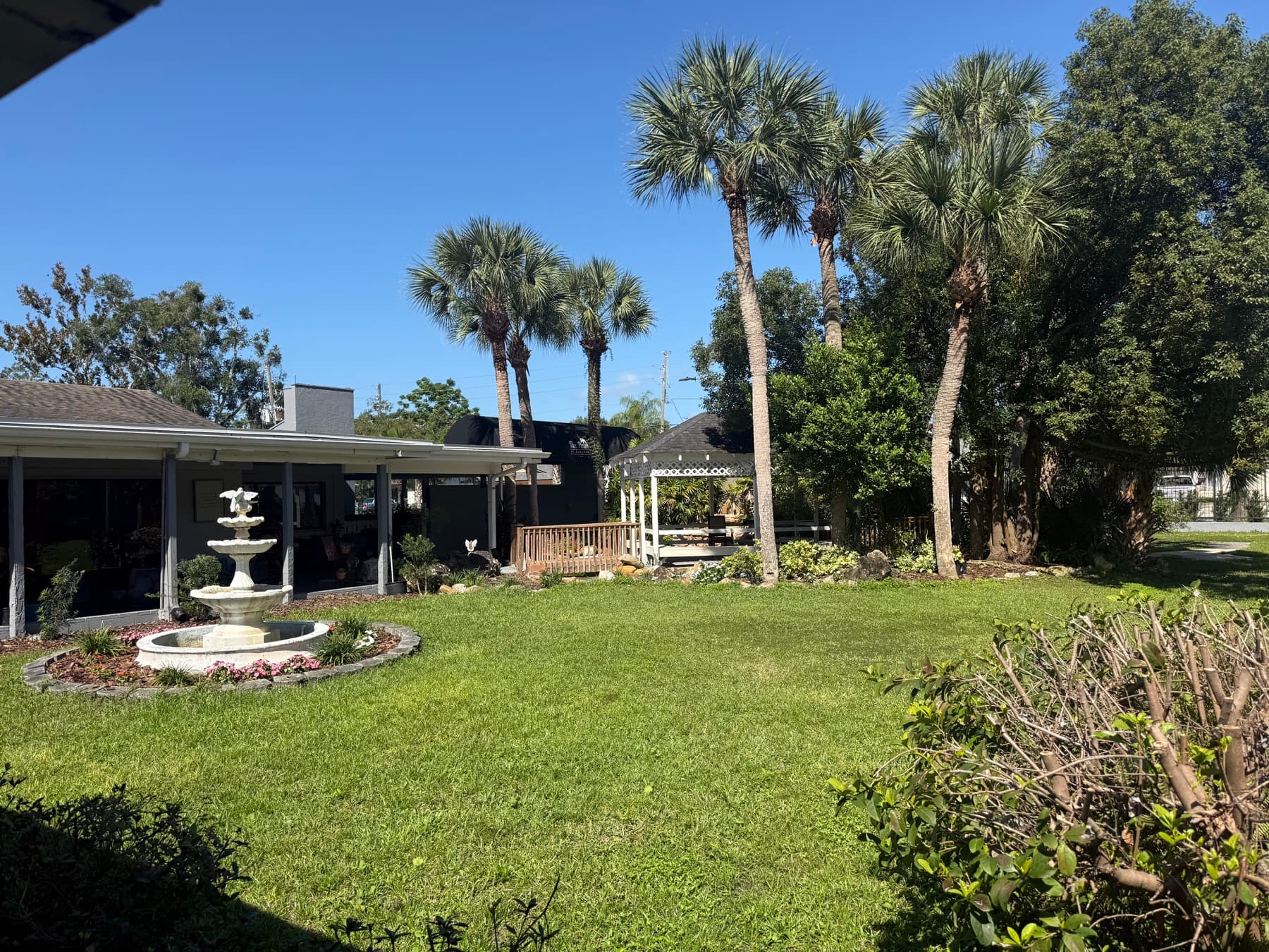 VCare of Longwood courtyard with fountain, gazebo and palm trees